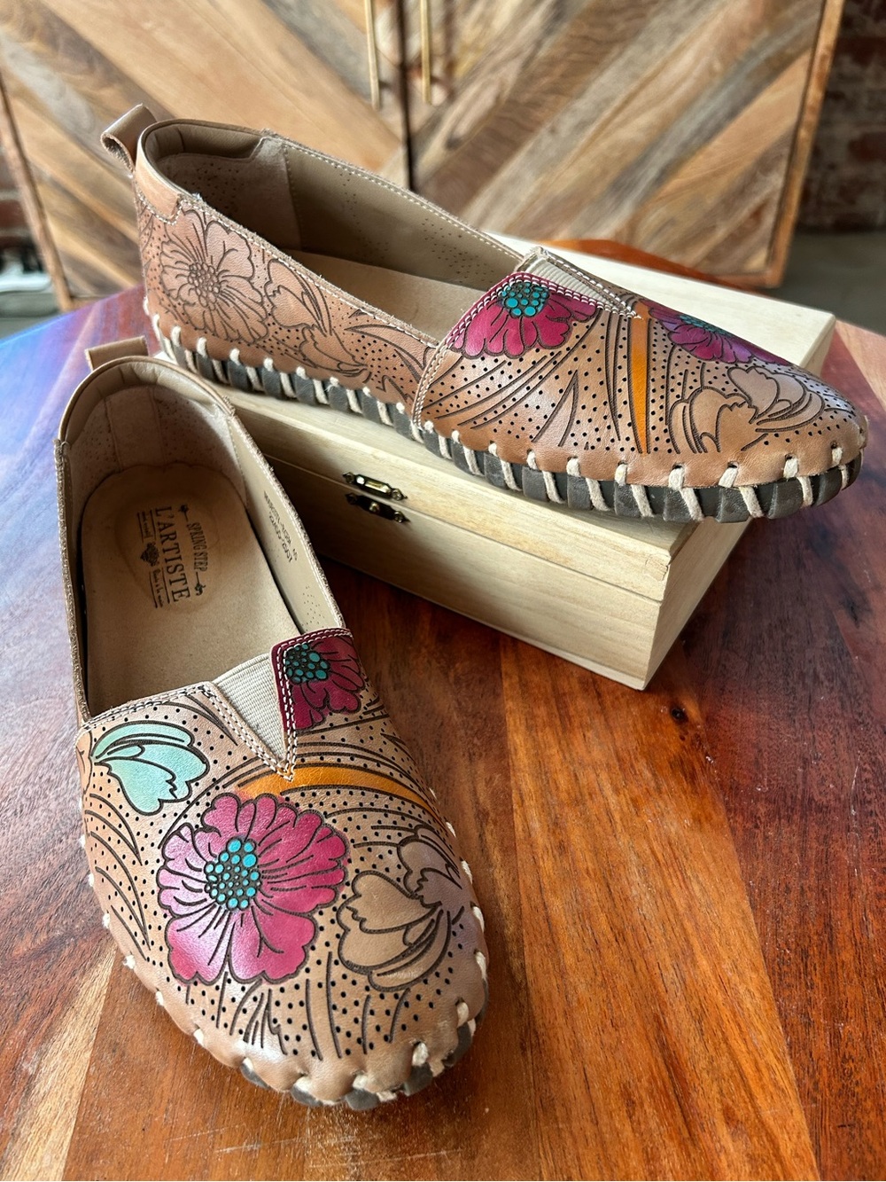 NWOT L'Artiste Spring Step Modesty Floral Leather Loafers Camel - Size EU40